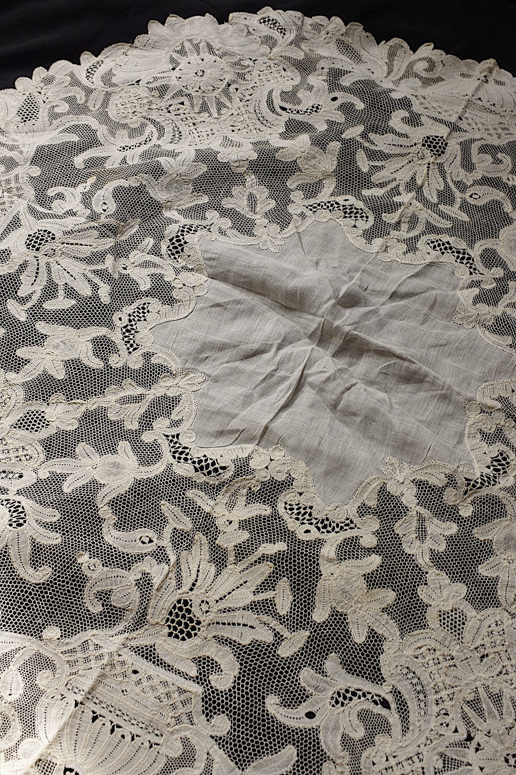 アンティークレースクロス　antique linge de maison ⚪︎