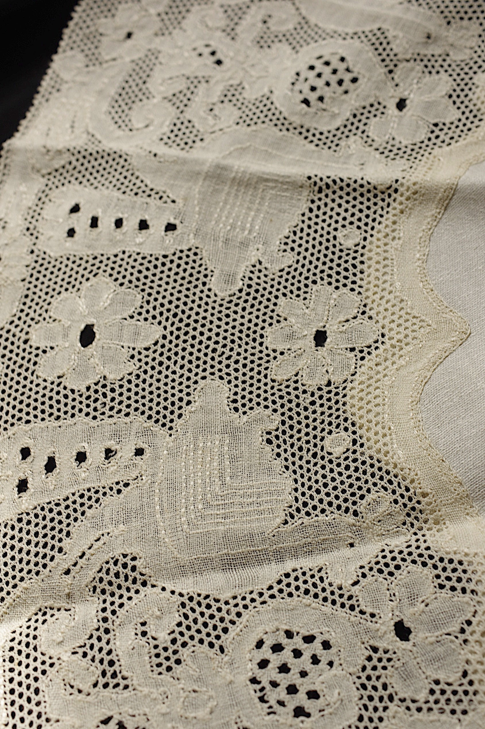 Antique lace tablecloth antique household linen ⚪︎2