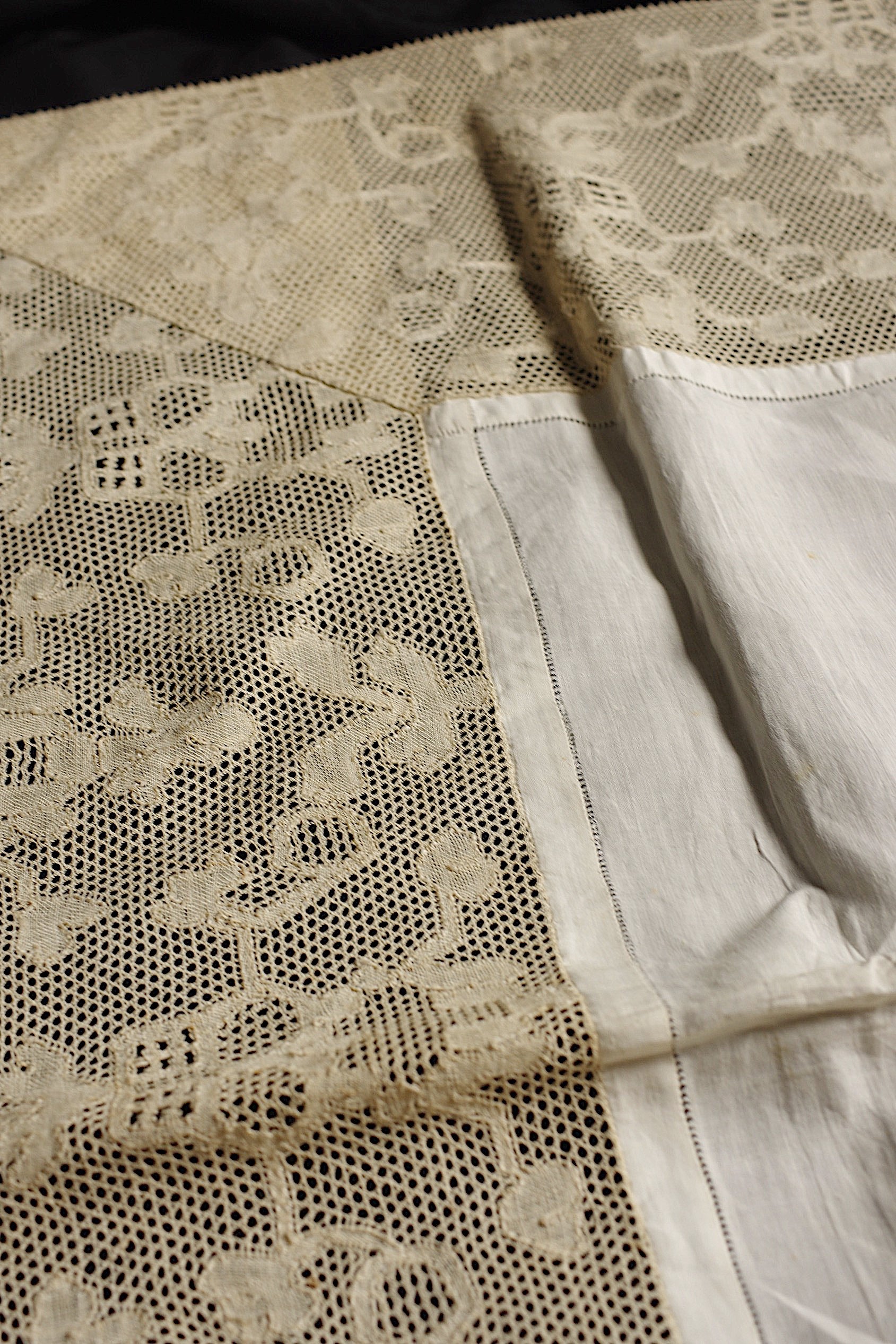 Antique lace tablecloth antique household linen
