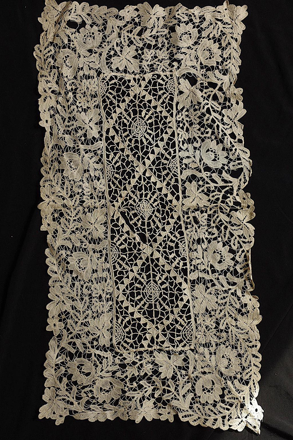 Antique lace small cloth