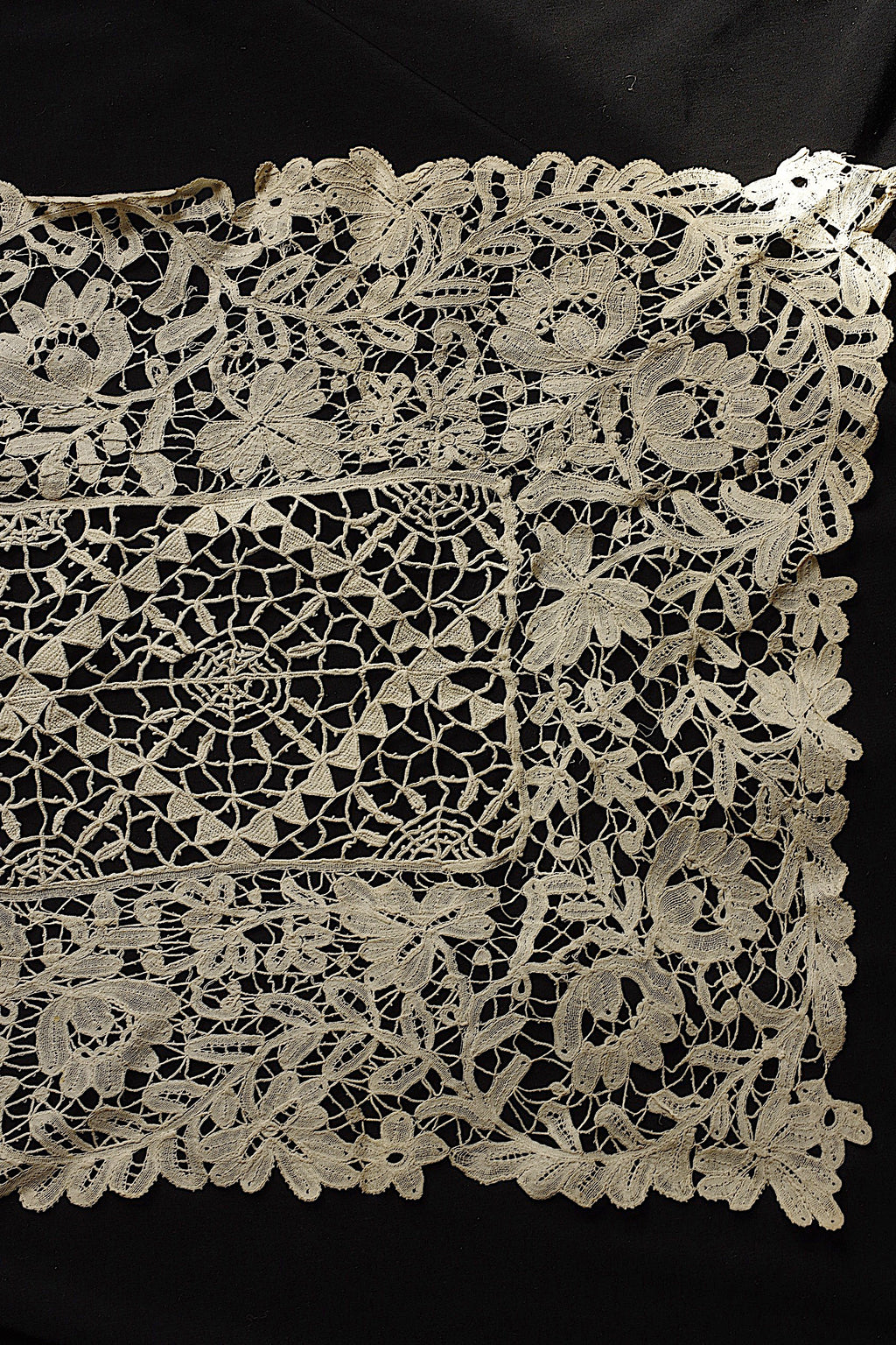 Antique lace small cloth