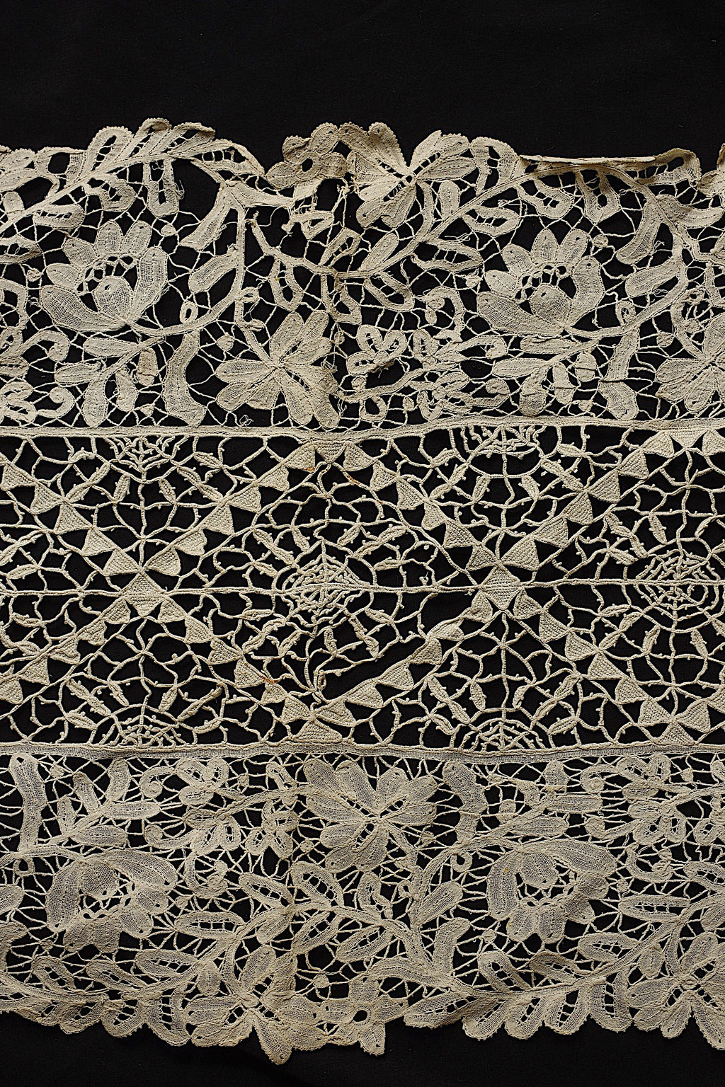Antique lace small cloth