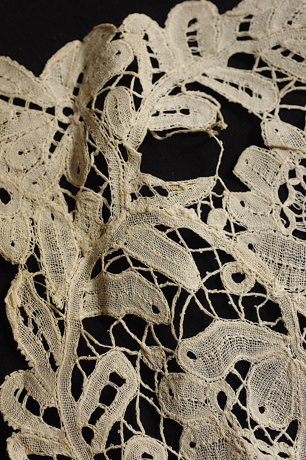 Antique lace small cloth