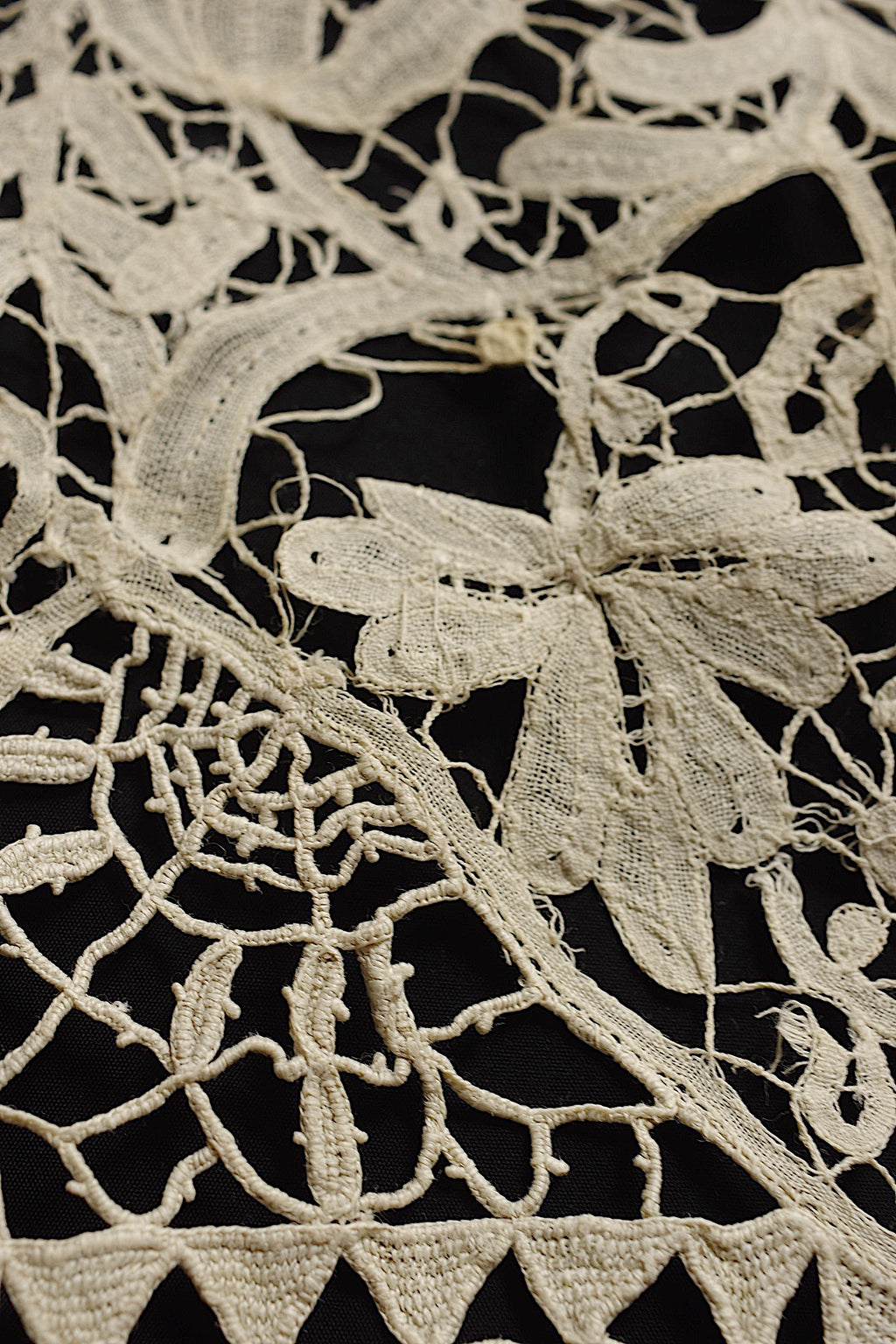 Antique lace small cloth