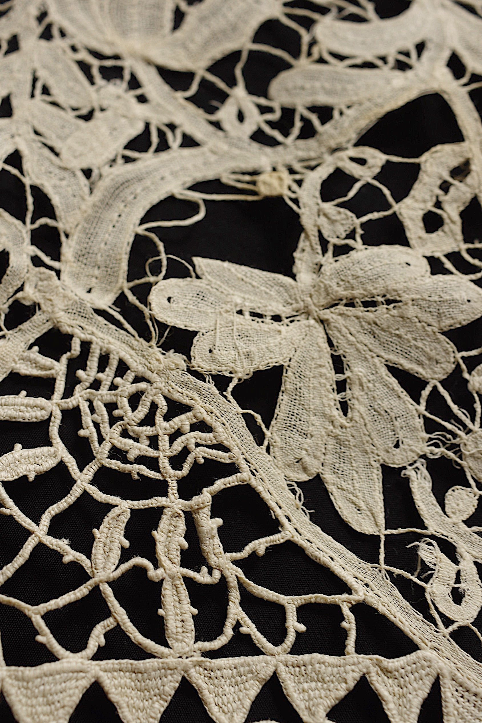Antique lace small cloth