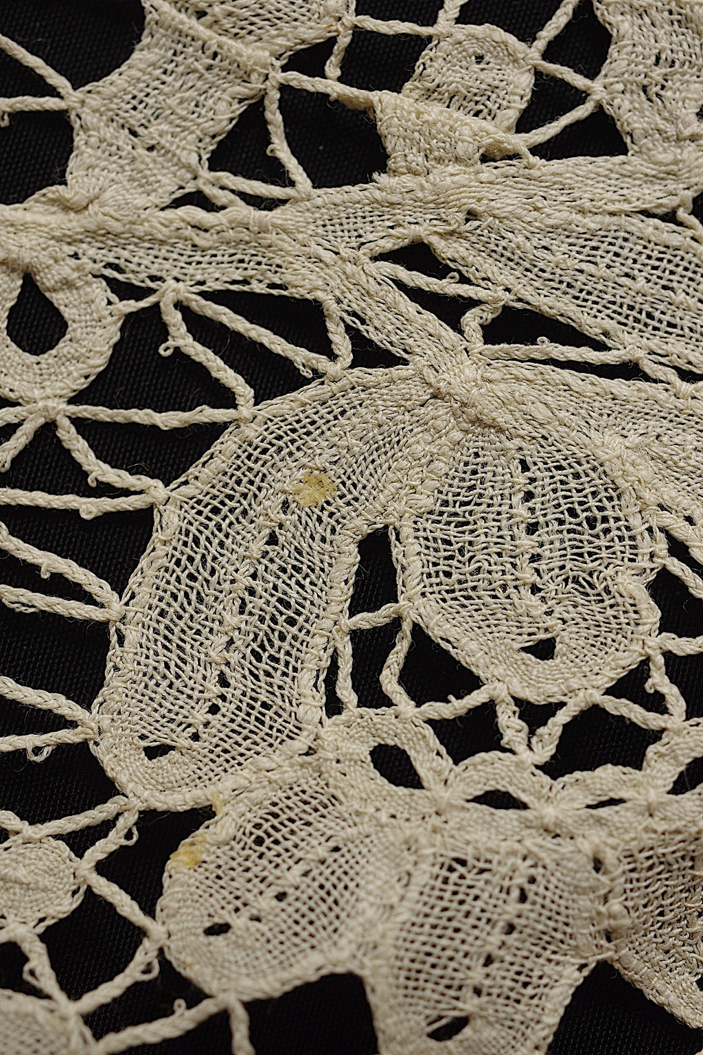 Antique lace small cloth