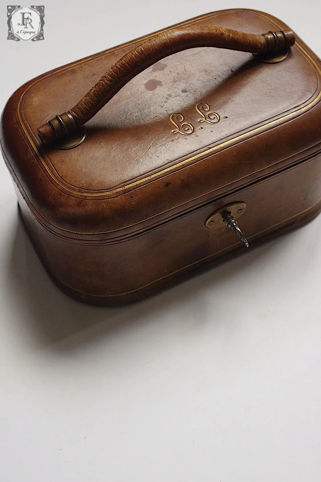 アンティーク革製箱　Boite à necessaire antique .FR a l'epoque