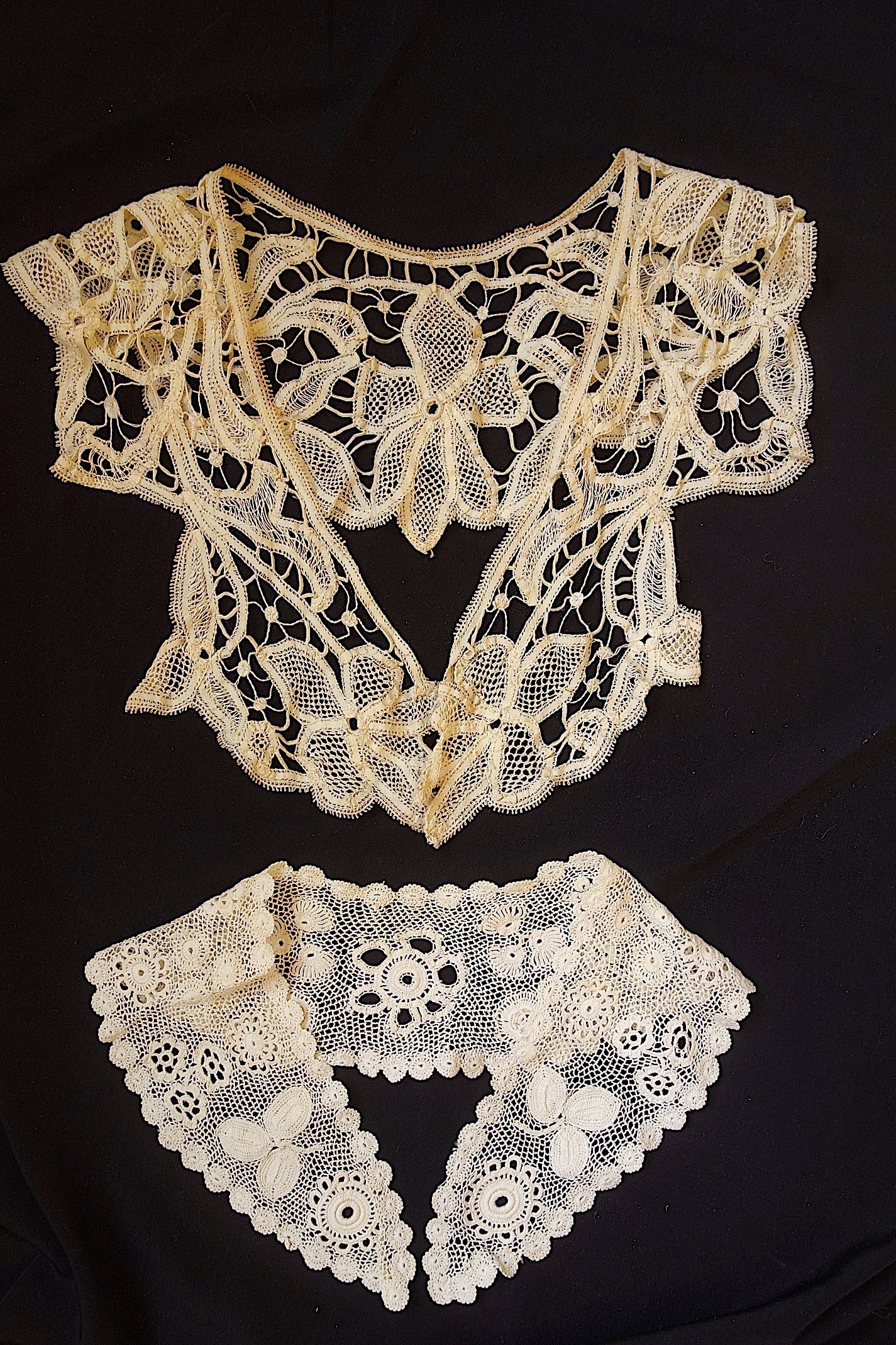 アンティークレース 小さな襟2つ