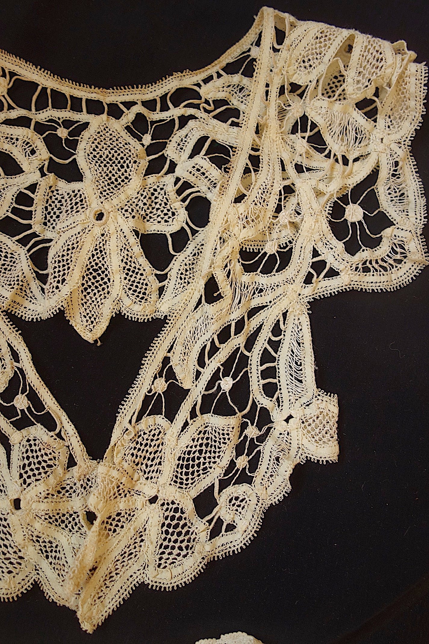 アンティークレース 小さな襟2つ