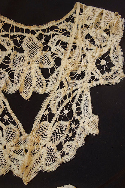 アンティークレース 小さな襟2つ