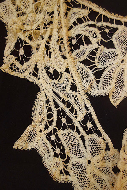 アンティークレース 小さな襟2つ