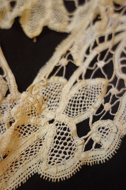 アンティークレース 小さな襟2つ