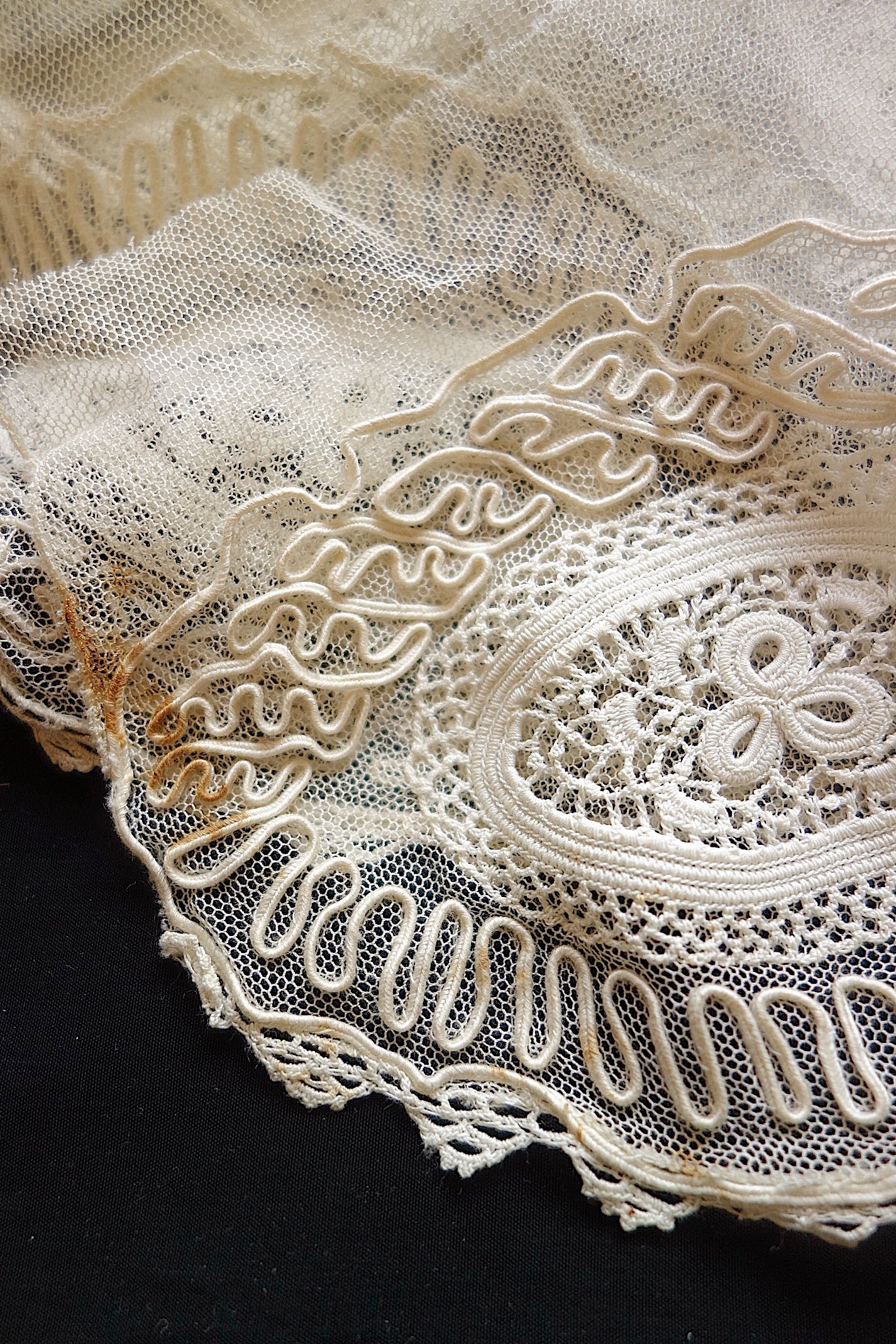 アンティークレース ボネ　ハギレ