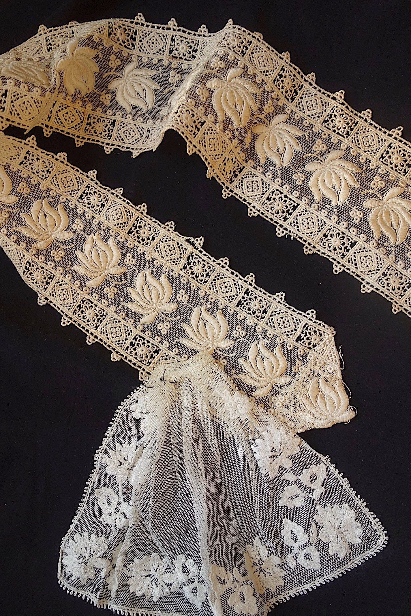 アンティークレース　刺繍レースハギレ　小さなジャボ