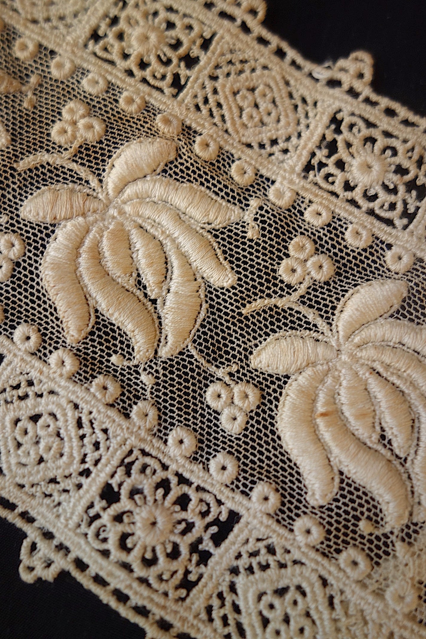 アンティークレース　刺繍レースハギレ　小さなジャボ