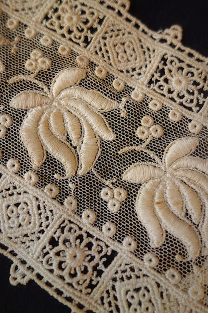 アンティークレース　刺繍レースハギレ　小さなジャボ