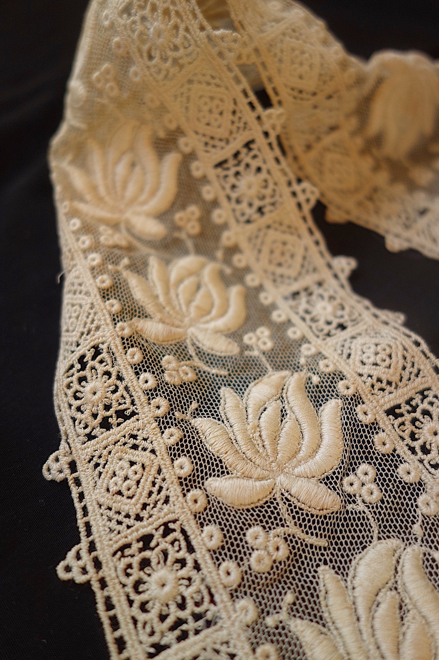 アンティークレース　刺繍レースハギレ　小さなジャボ