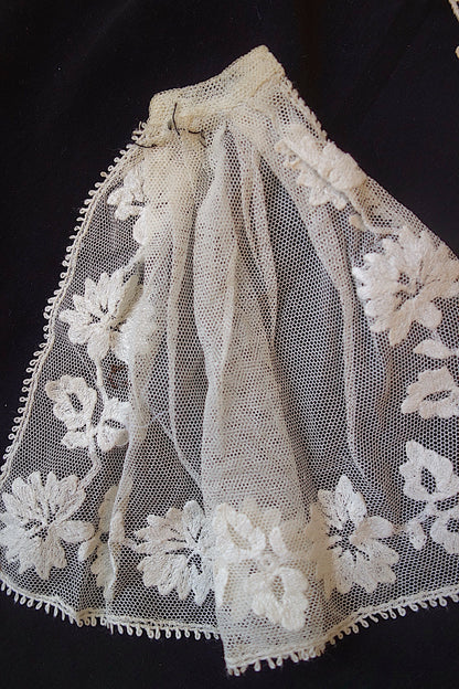 アンティークレース　刺繍レースハギレ　小さなジャボ