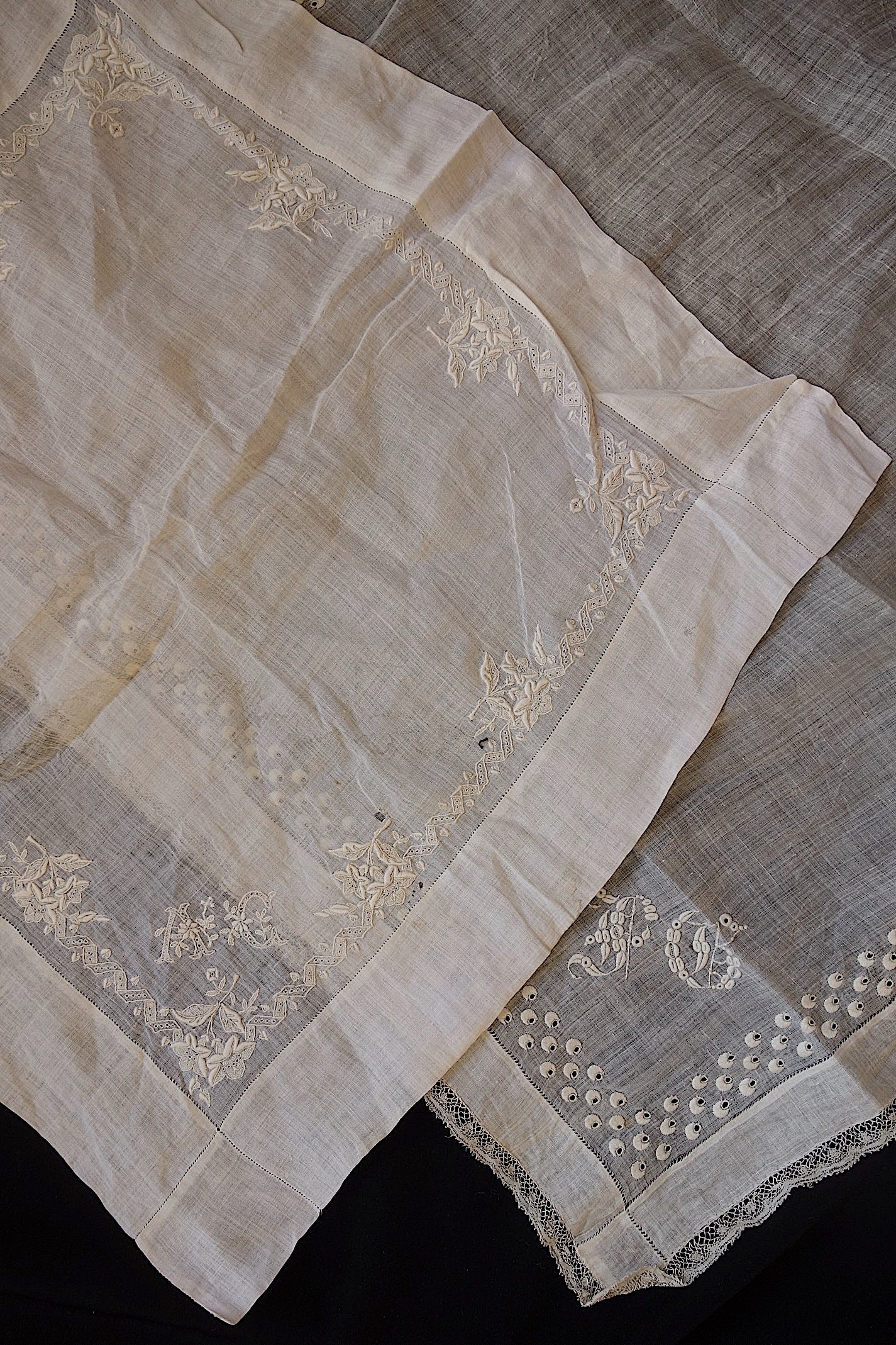 アンティークレース　ハンカチ２枚