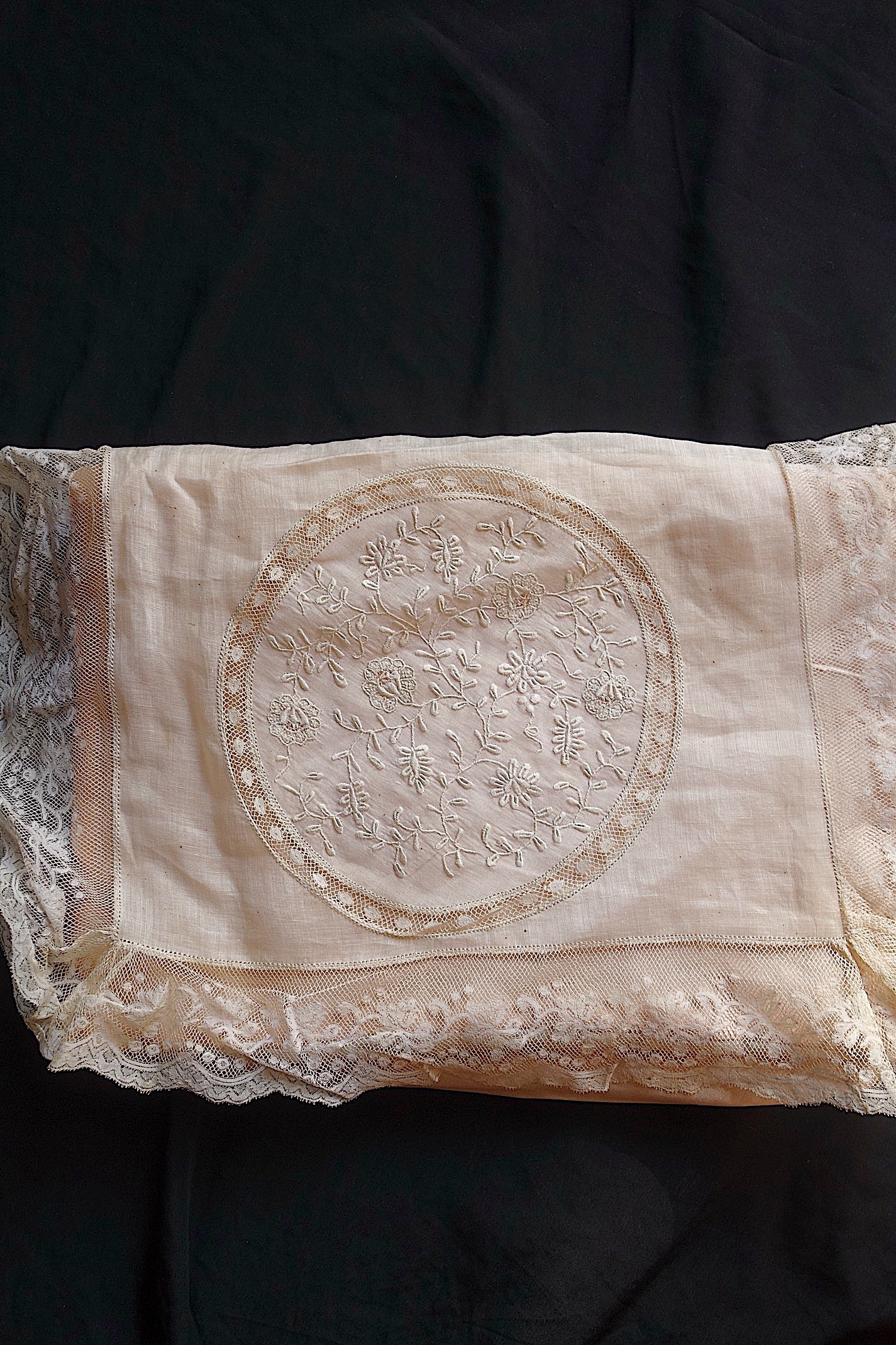 アンティークレース　刺繍小物入れ　