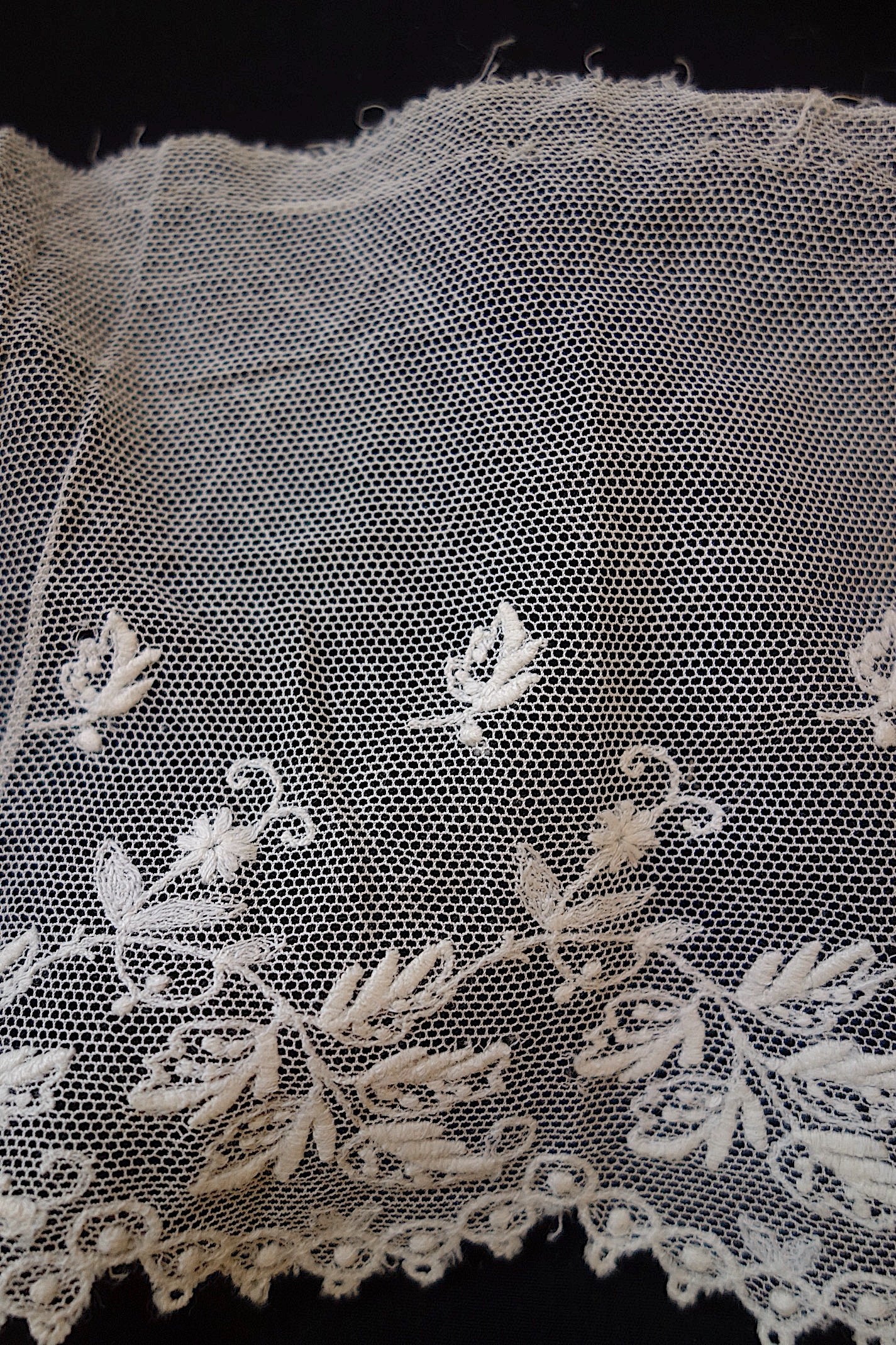 アンティークレース　チュールに刺繍