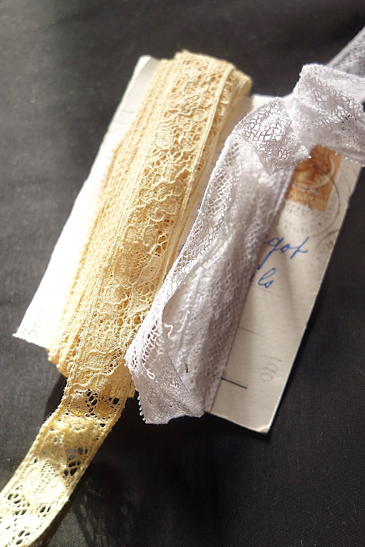 アンティークレース　２種