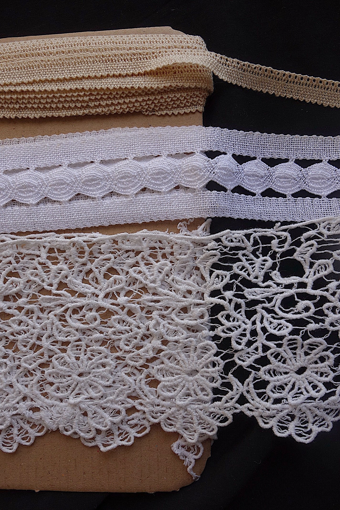 アンティークレース　３種