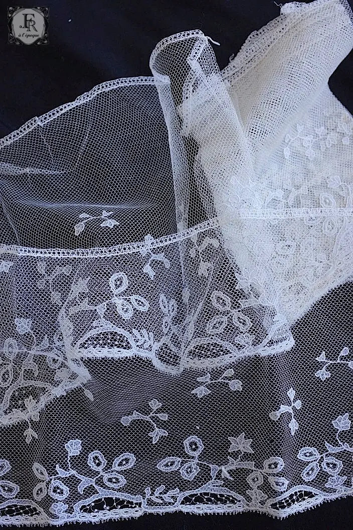 アンティークレース　dentelle ancienne 114cm 86cm .FR a l'epoque