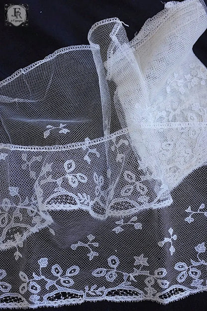 アンティークレース　dentelle ancienne 114cm 86cm .FR a l'epoque