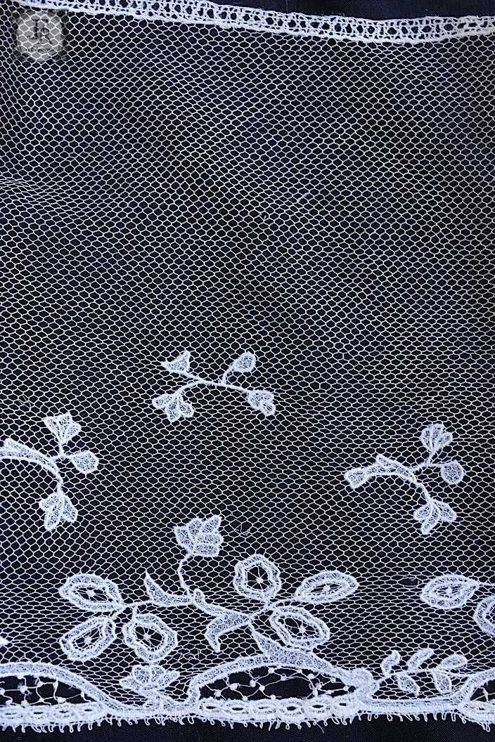 アンティークレース　dentelle ancienne 114cm 86cm .FR a l'epoque