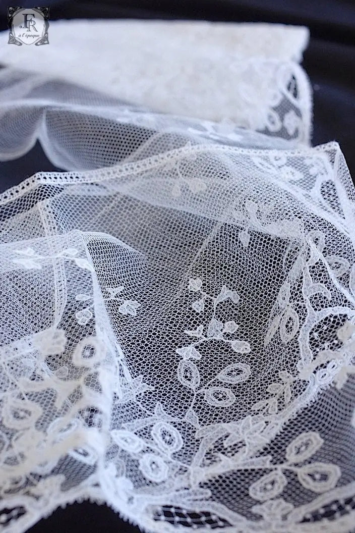 アンティークレース　dentelle ancienne 114cm 86cm .FR a l'epoque
