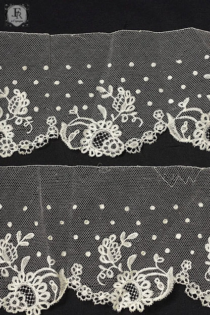 アンティークレース　dentelle ancienne  80cm 114cm .FR a l'epoque