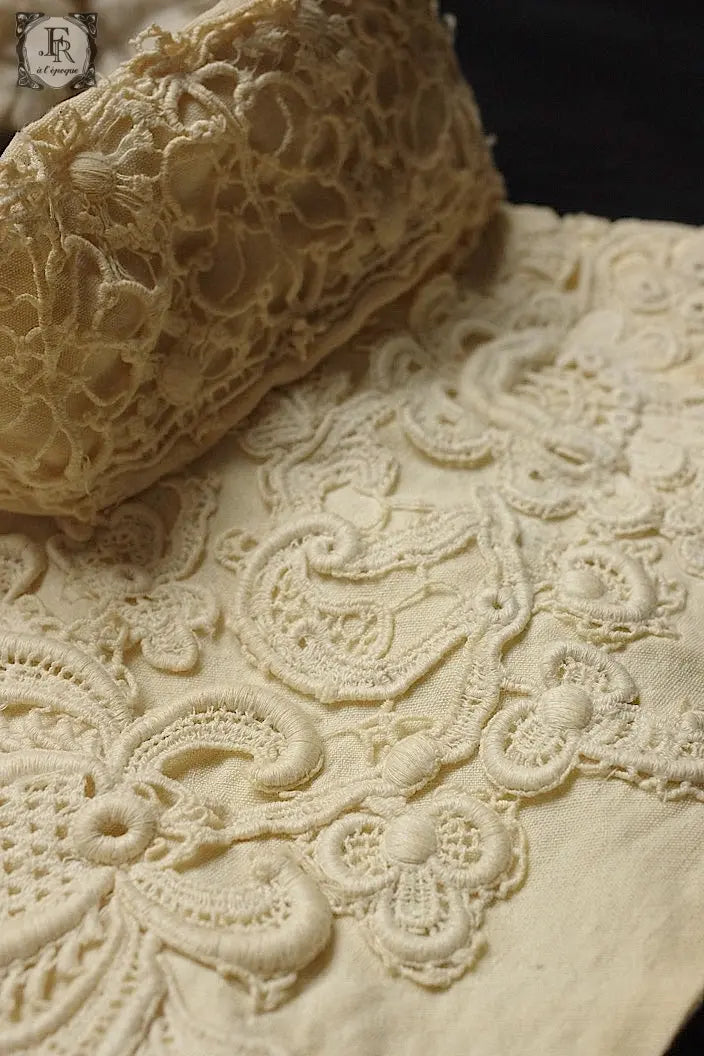 アンティークレース　dentelle ancienne 襟2つ .FR a l'epoque