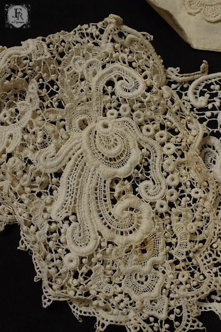 アンティークレース　dentelle ancienne 襟2つ .FR a l'epoque
