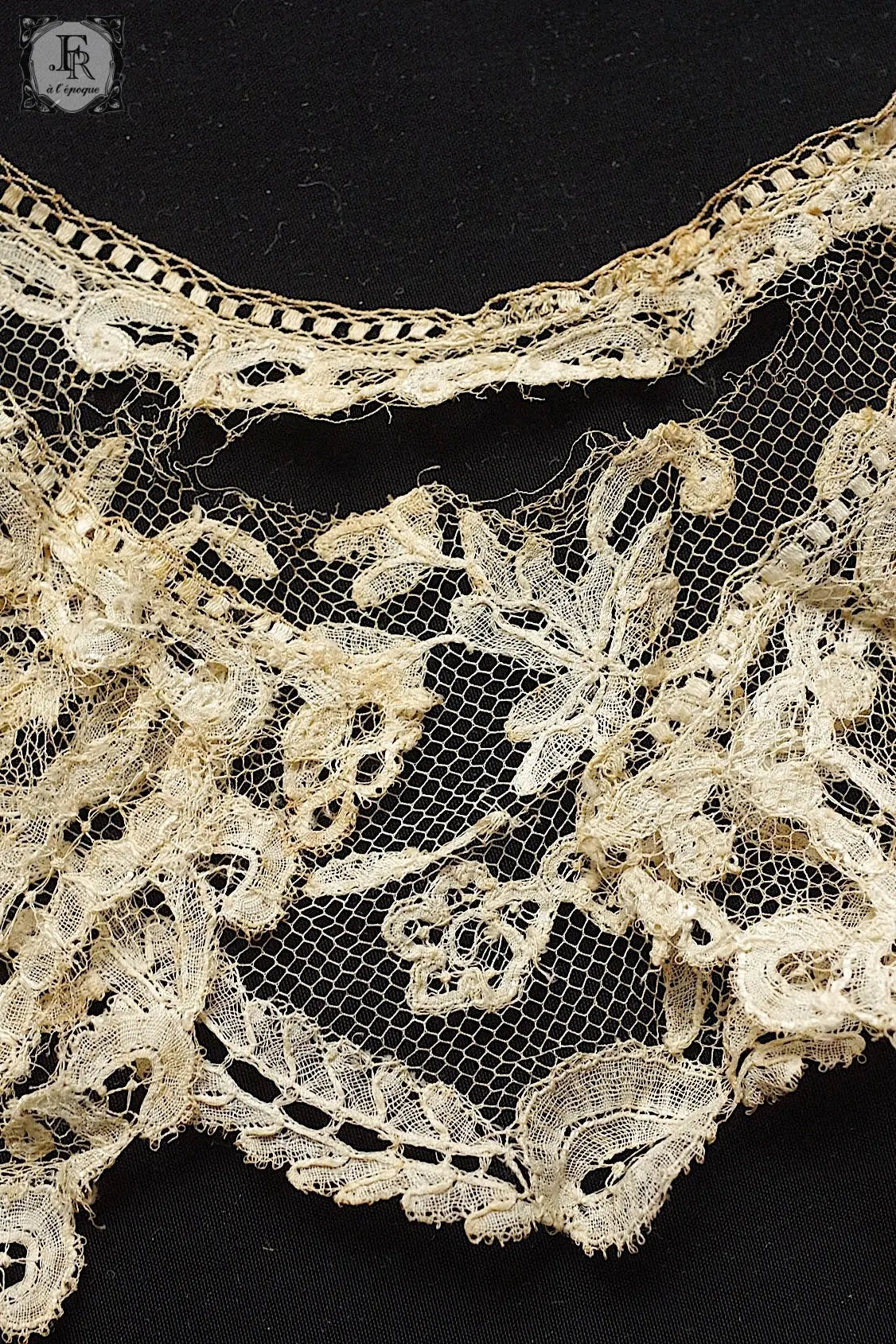 アンティークレース　dentelle antique ハギレ　小さな襟 .FR a l'epoque