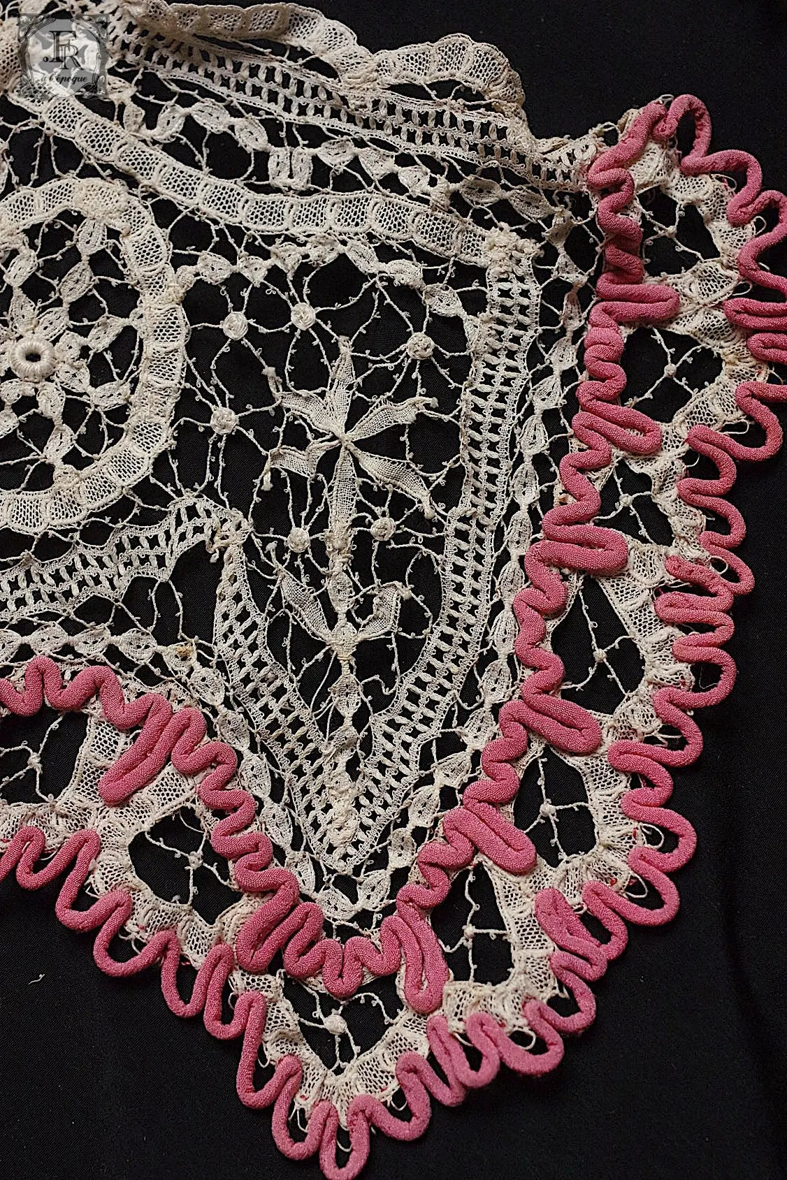 アンティークレース　dentelle antique 襟　ピンクパイピング .FR a l'epoque