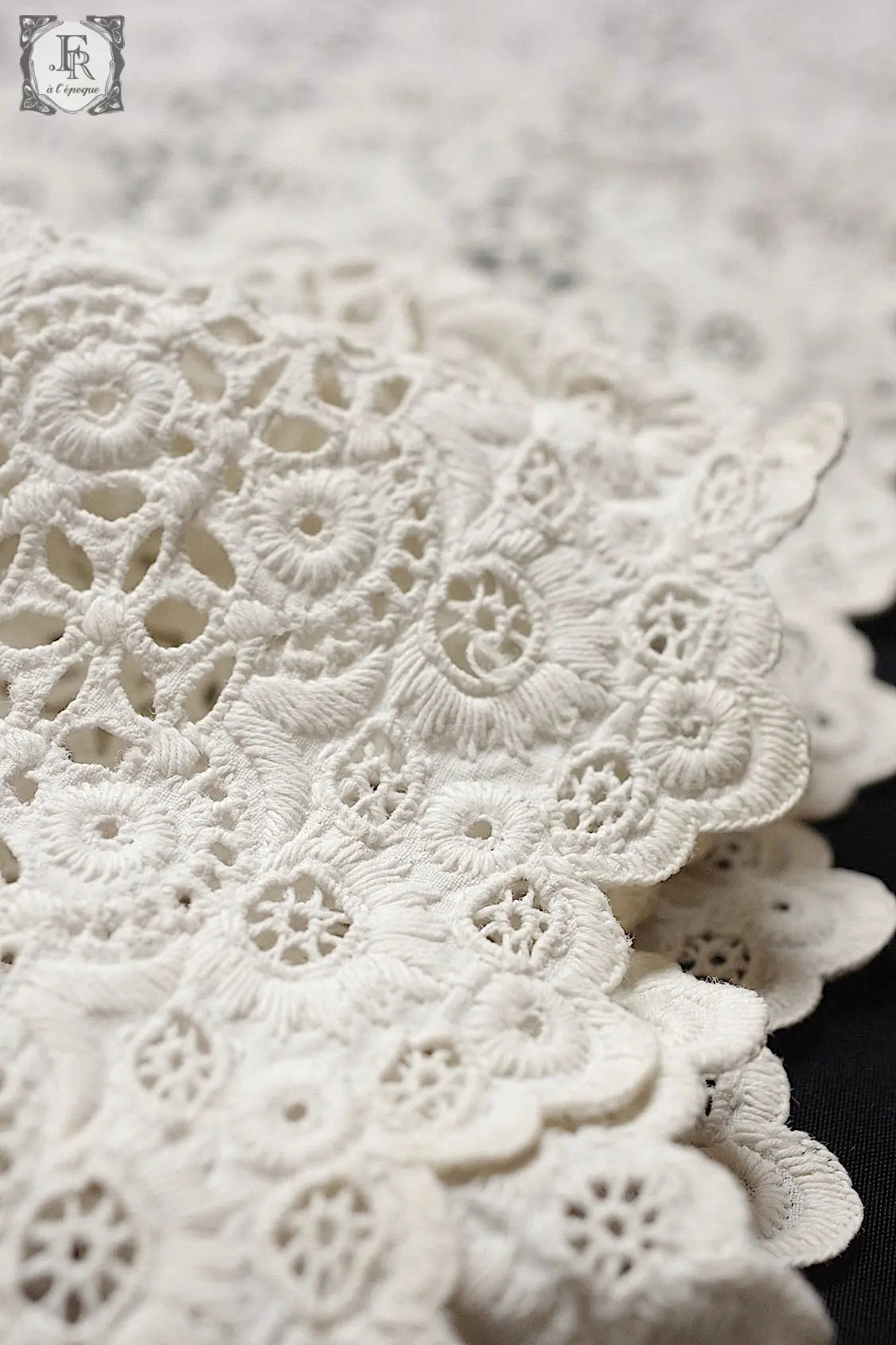 アンティークレース　dentelle antique　刺繍裾スカラップ生地 .FR a l'epoque