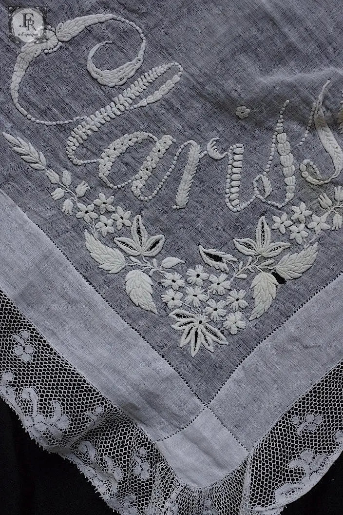 アンティーク刺繍ハンカチ　mouchoir ancienne　ハンカチ２枚　1 .FR a l'epoque
