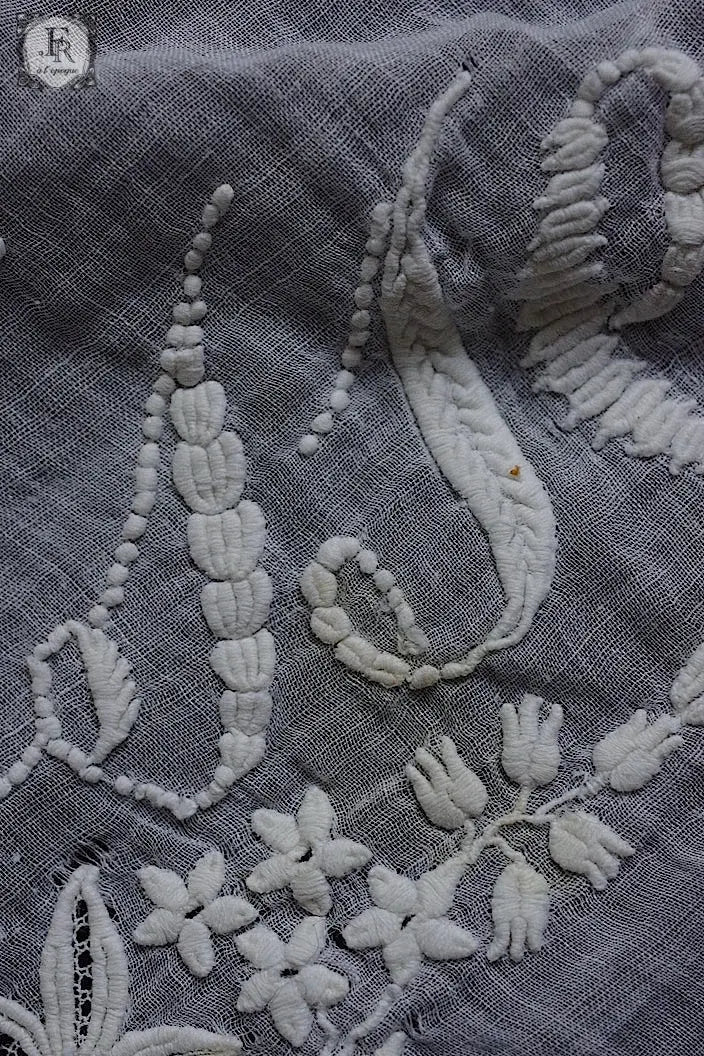 アンティーク刺繍ハンカチ　mouchoir ancienne　ハンカチ２枚　1 .FR a l'epoque