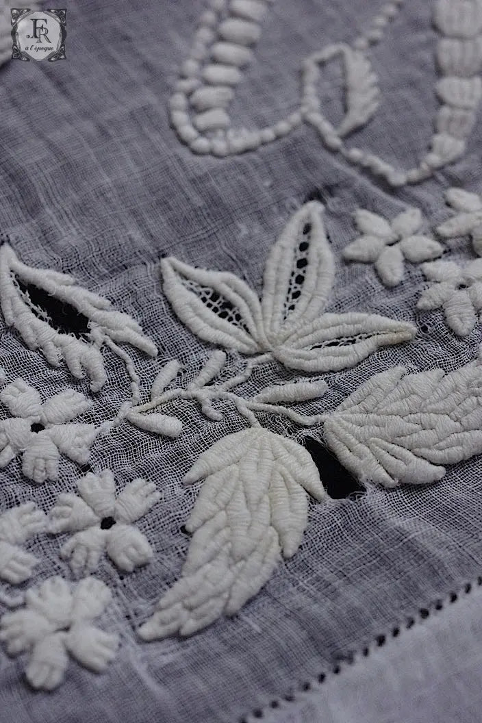 アンティーク刺繍ハンカチ　mouchoir ancienne　ハンカチ２枚　1 .FR a l'epoque