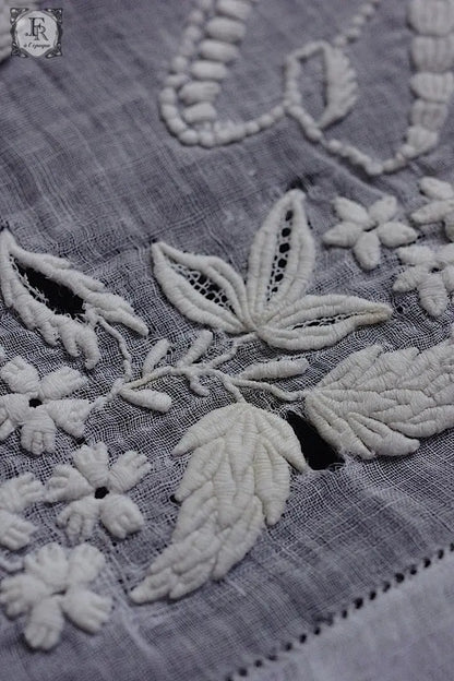アンティーク刺繍ハンカチ　mouchoir ancienne　ハンカチ２枚　1 .FR a l'epoque
