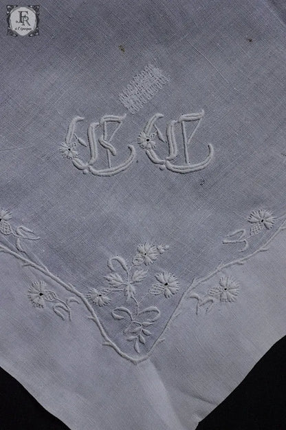 アンティーク刺繍ハンカチ　mouchoir ancienne　ハンカチ２枚　1 .FR a l'epoque