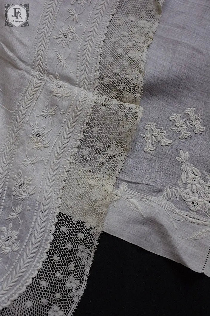 アンティーク刺繍ハンカチ　mouchoir ancienne　ハンカチ２枚　2 .FR a l'epoque