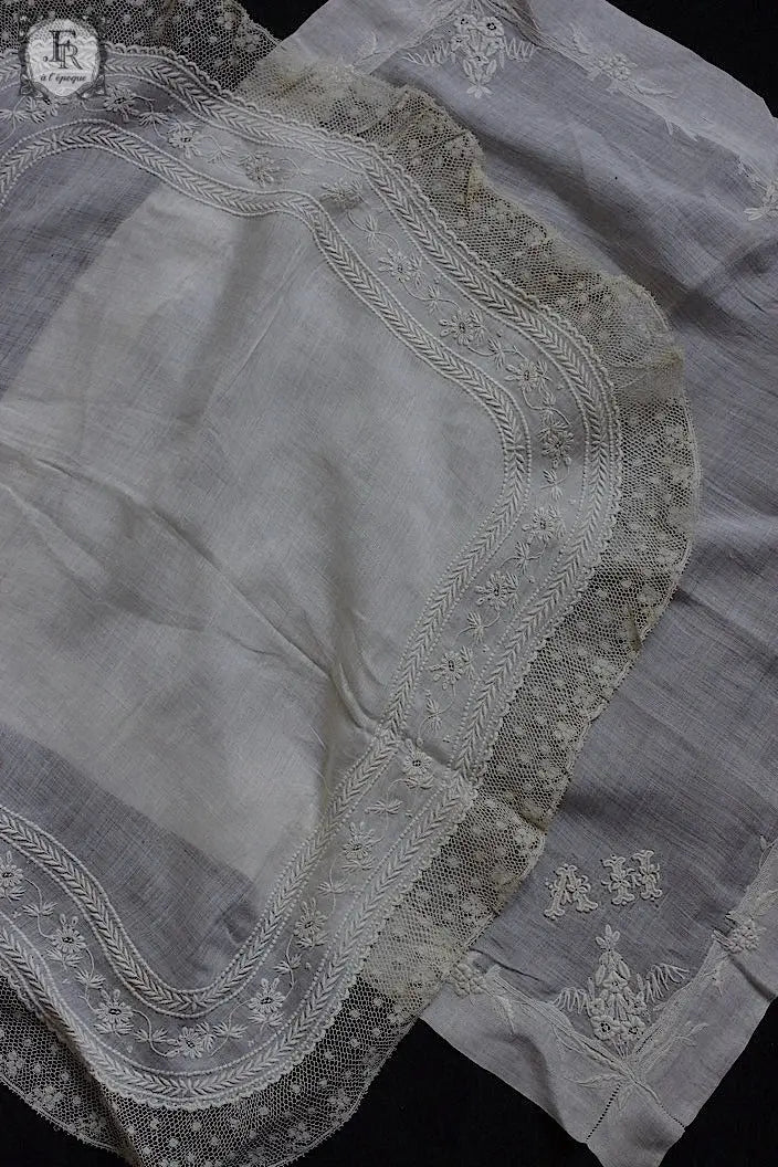 アンティーク刺繍ハンカチ　mouchoir ancienne　ハンカチ２枚　2 .FR a l'epoque