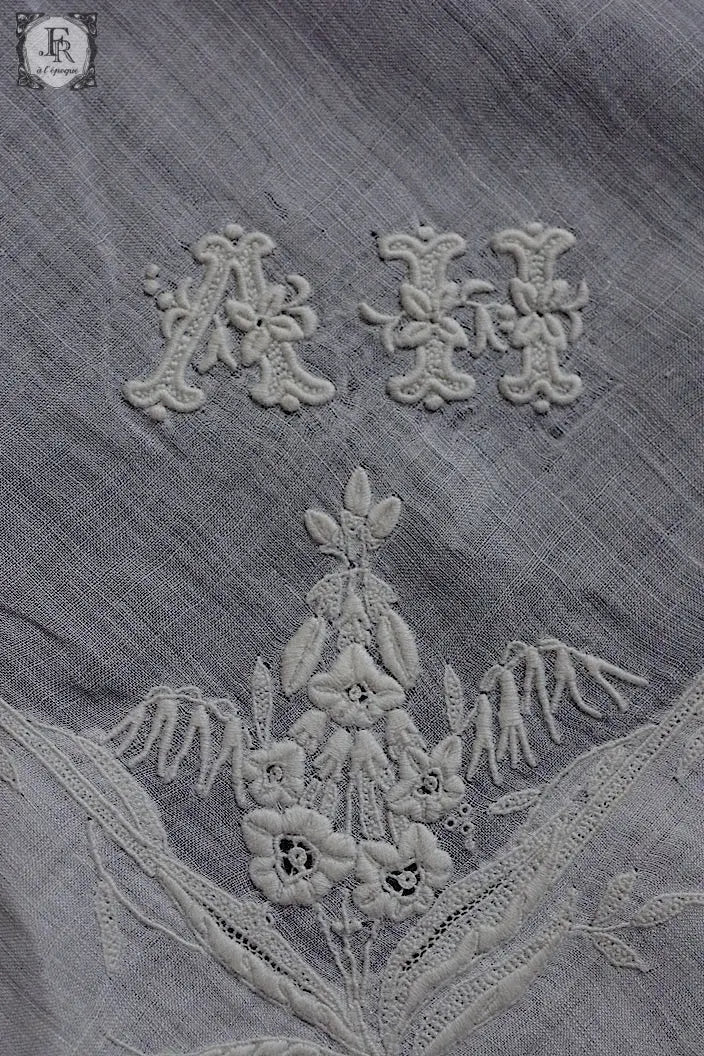 アンティーク刺繍ハンカチ　mouchoir ancienne　ハンカチ２枚　2 .FR a l'epoque