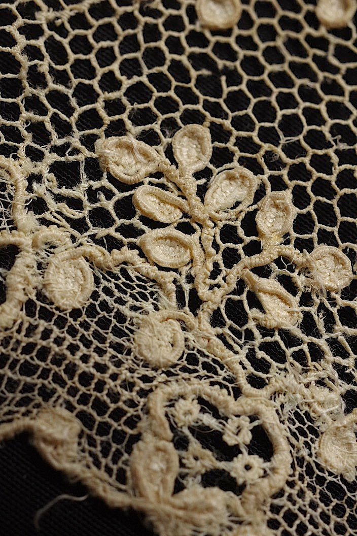 dentelle antique アンティークレース　133cm 109cm .FR a l'epoque