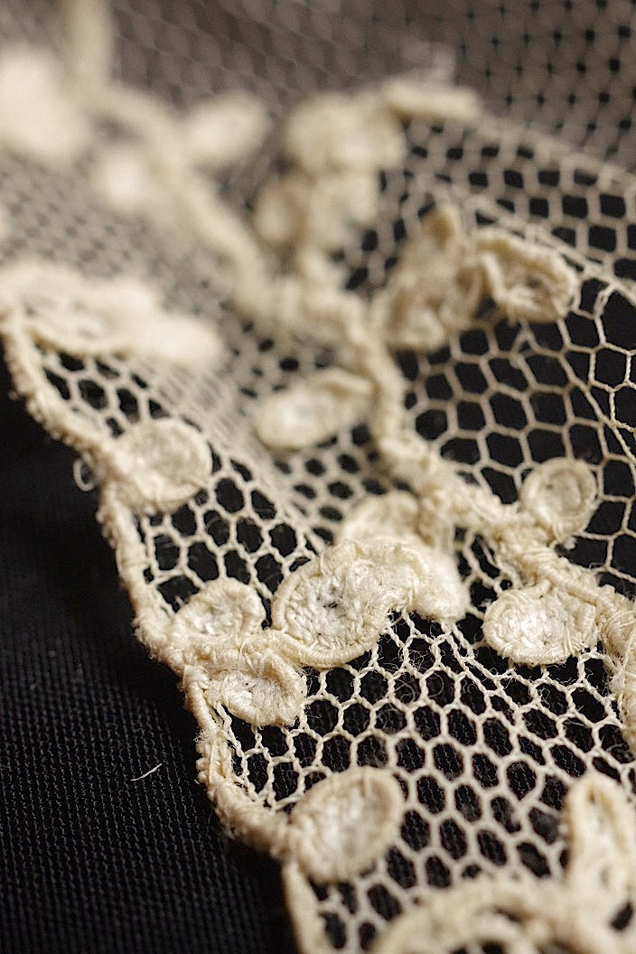 dentelle antique アンティークレース　133cm 109cm .FR a l'epoque
