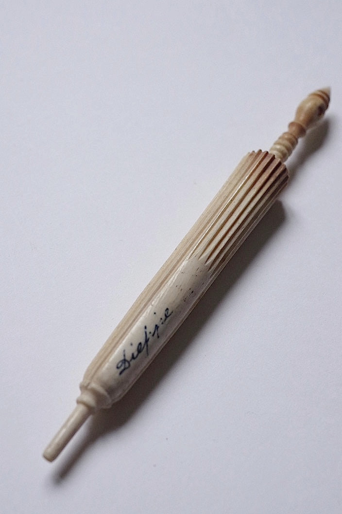 Etui à aiguilles antique アンティーク針入れ　傘 .FR a l'epoque
