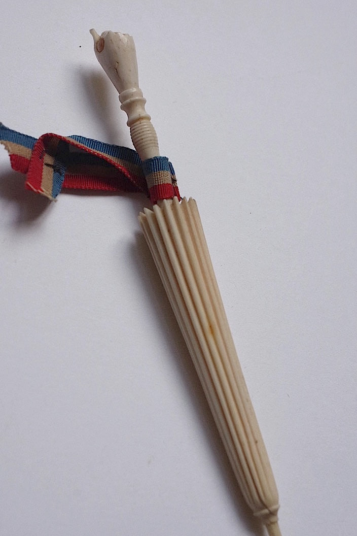 Etui à aiguilles antique アンティーク針入れ　傘 .FR a l'epoque