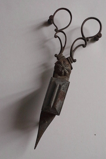 mochett en fer forge antique アンティークハサミ　火消し用 .FR a l'epoque